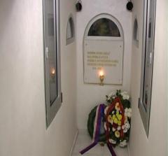 Služena sveta liturgija i položeni venci na spomenike izginulim ratnicima u Dublju