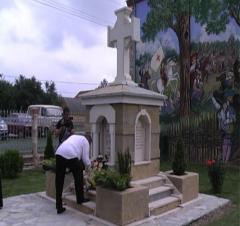 Služena sveta liturgija i položeni venci na spomenike izginulim ratnicima u Dublju